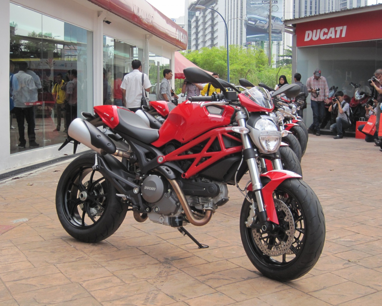 Невероятный мотоцикл Ducati Monster 796 Corse Stripe
