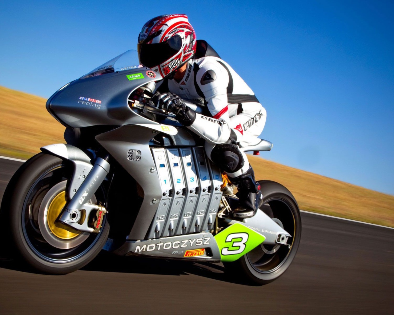 Мотоциклист во время гонки