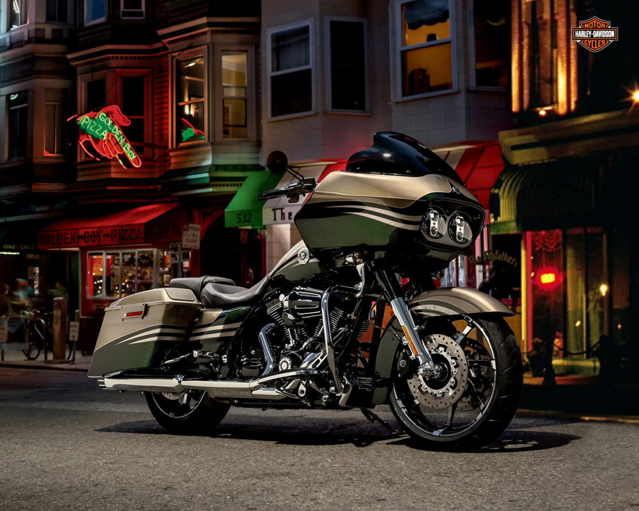 Мотоцикл модели Harley-Davidson CVO Road Glide Custom
