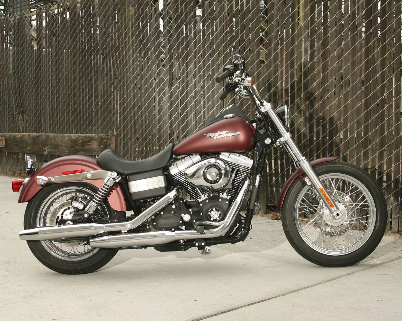 Мотоцикл модели Harley-Davidson Dyna Street Bob