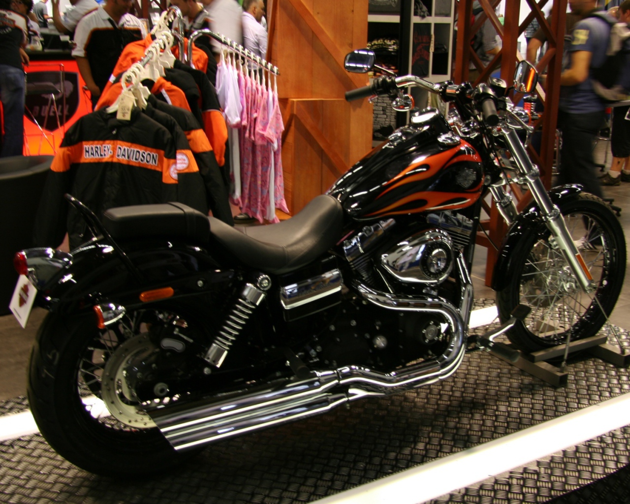 Мотоцикл модели Harley-Davidson Dyna Wide Glide
