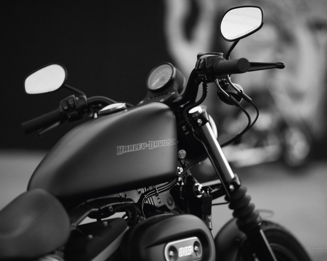 Мотоцикл модели Harley-Davidson XL 883N Sportster Iron