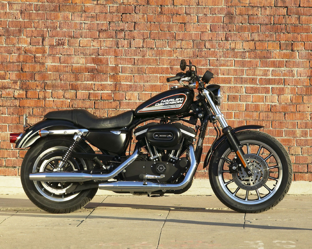 Мотоцикл модели Harley-Davidson XL 883R Sportster Roadster