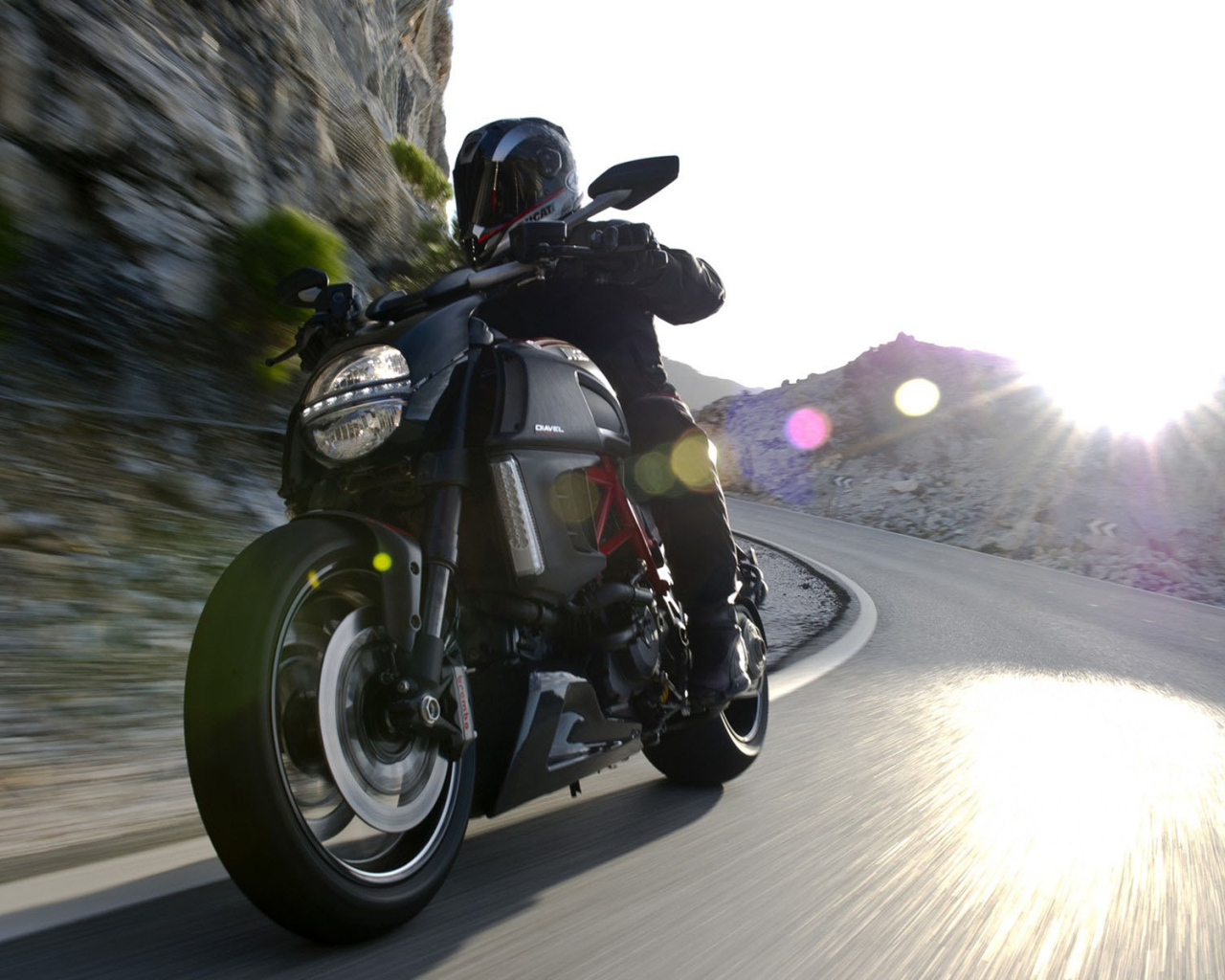 Новый мотоцикл на дороге Ducati Diavel