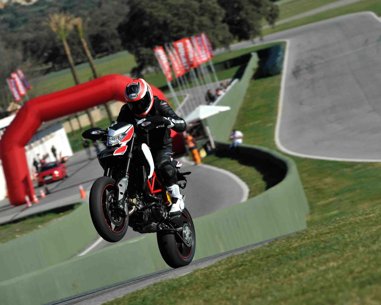 Новый мотоцикл на дороге Ducati Hypermotard SP