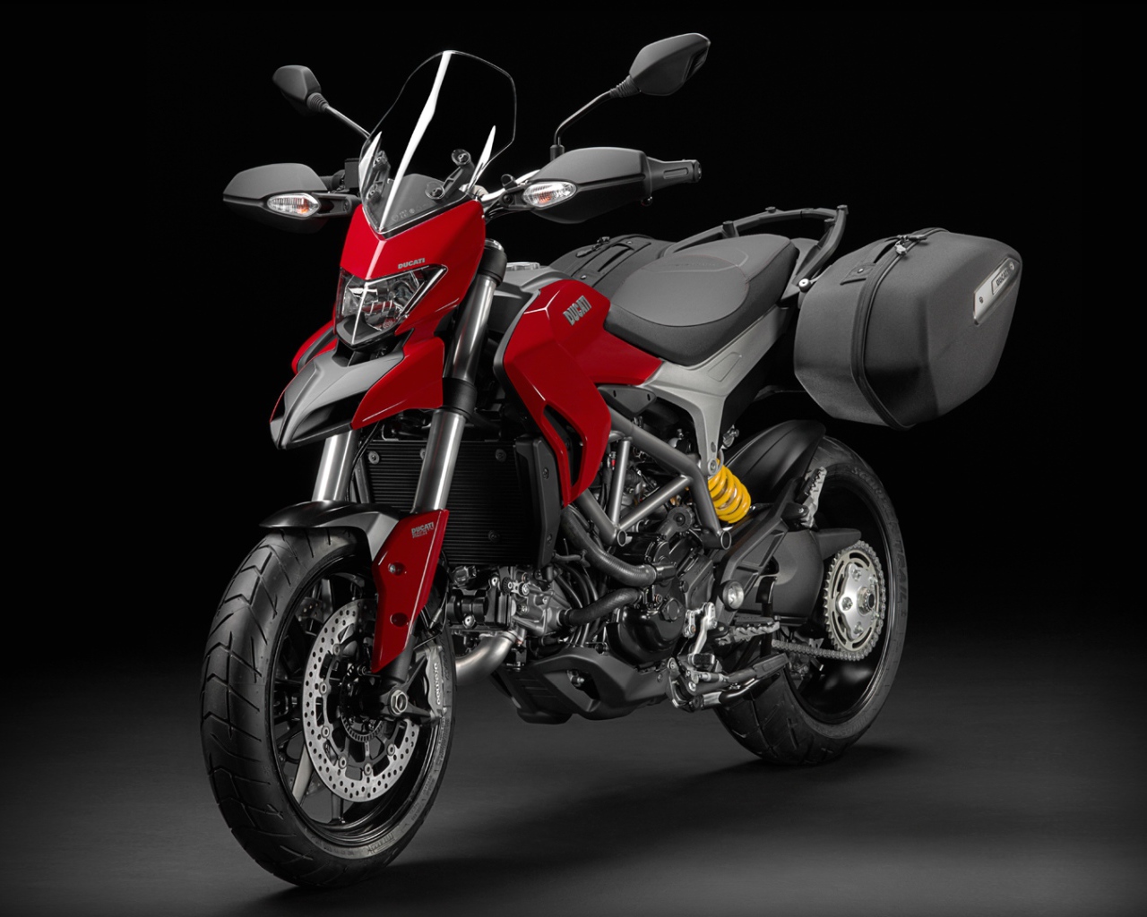 Новый мотоцикл на дороге Ducati Hyperstrada