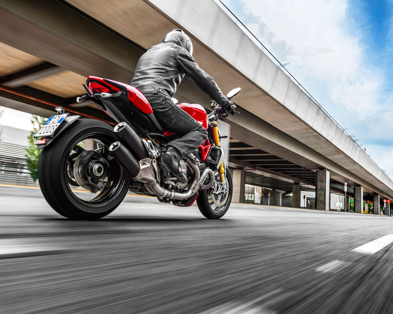 Новый мотоцикл на дороге Ducati Monster 1200