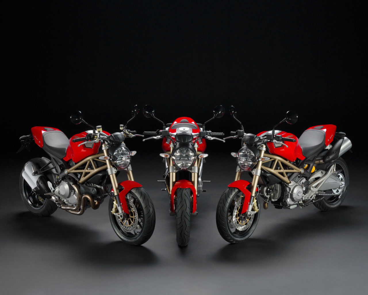 Новый мотоцикл на дороге Ducati Monster Diesel