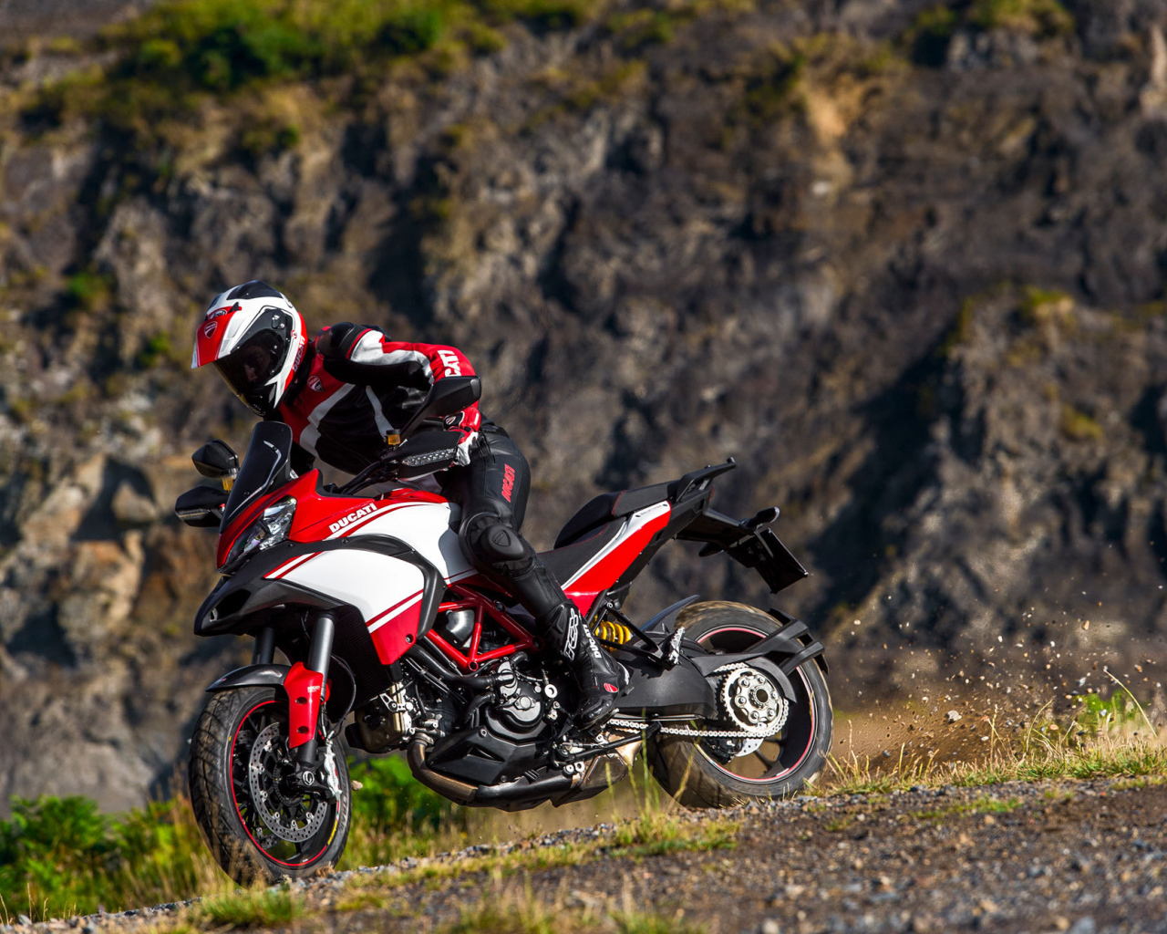 Новый мотоцикл на дороге Ducati Multistrada 1200 S Granturismo