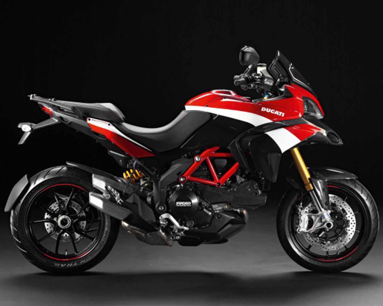 Новый мотоцикл на дороге Ducati Multistrada 1200