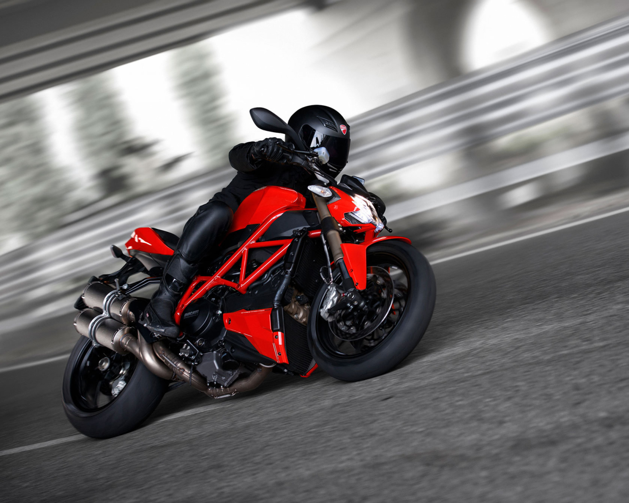 Новый мотоцикл на дороге Ducati Streetfighter 848