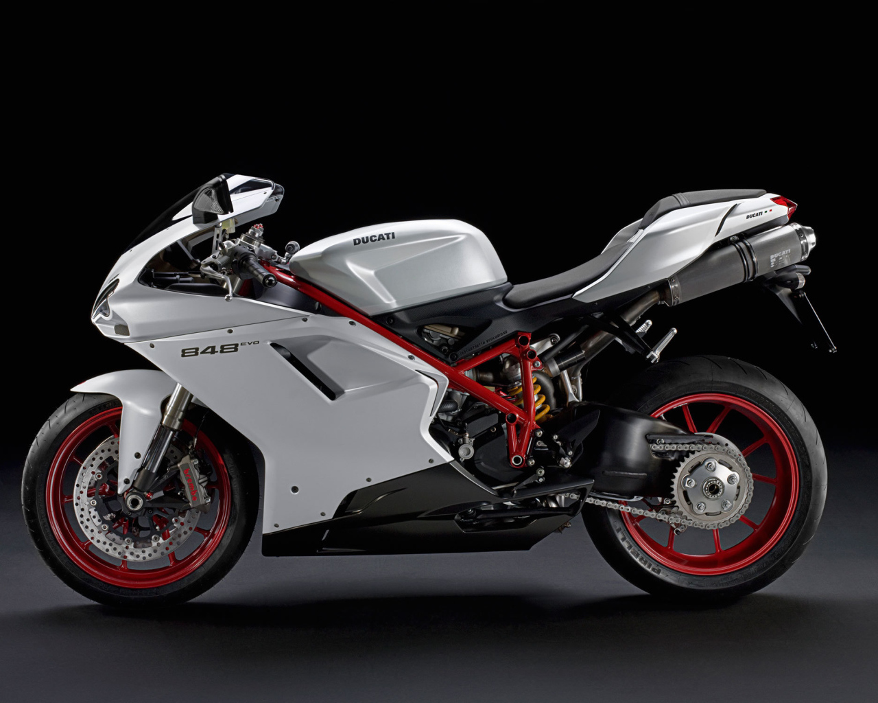 Новый мотоцикл на дороге Ducati Superbike 848 Evo