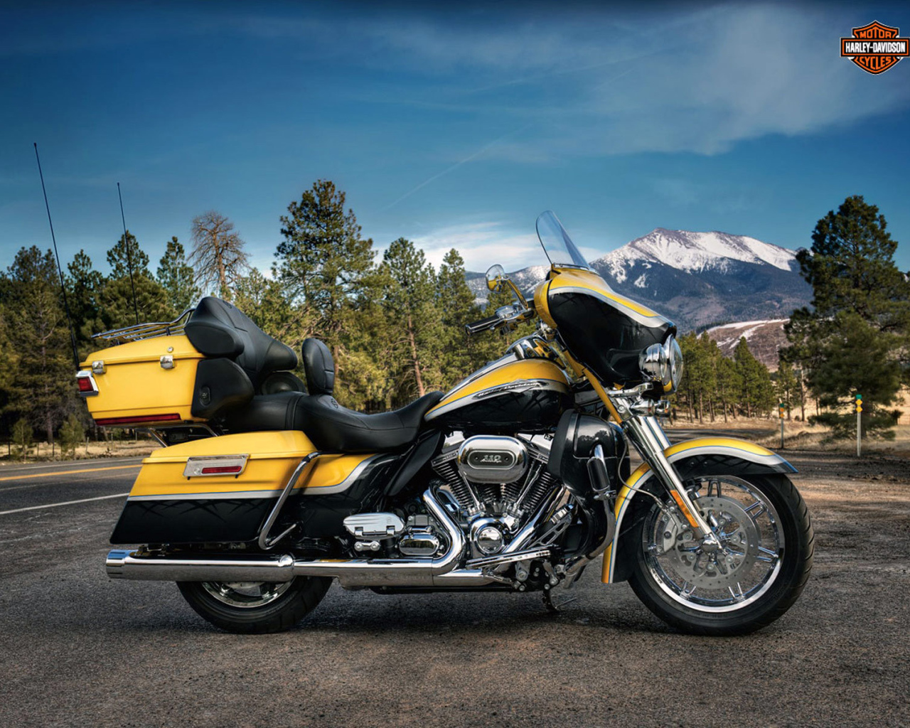 Новый мотоцикл на дороге Harley-Davidson CVO Electra Glide Ultra Classic