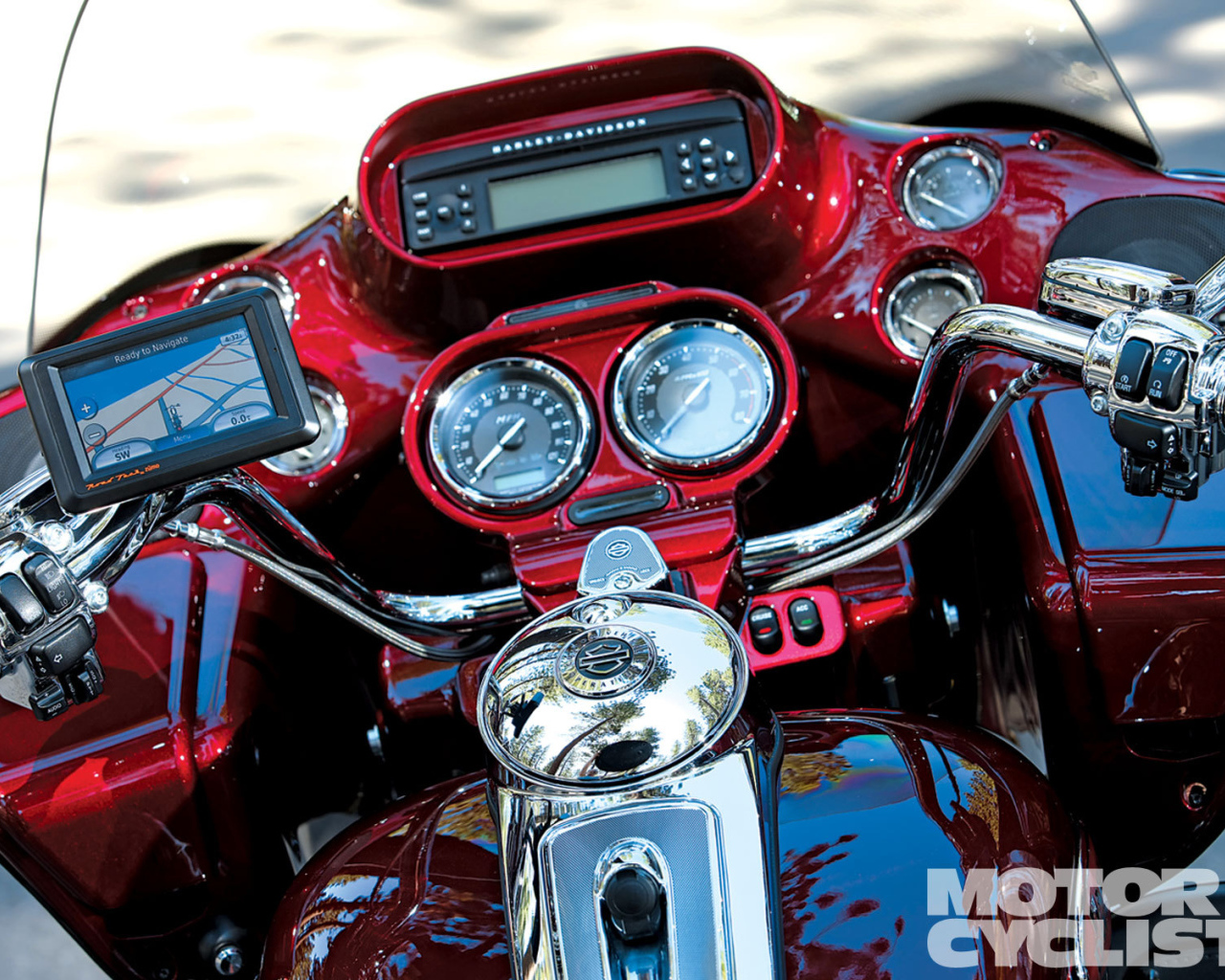 Новый мотоцикл на дороге Harley-Davidson CVO Road Glide Custom