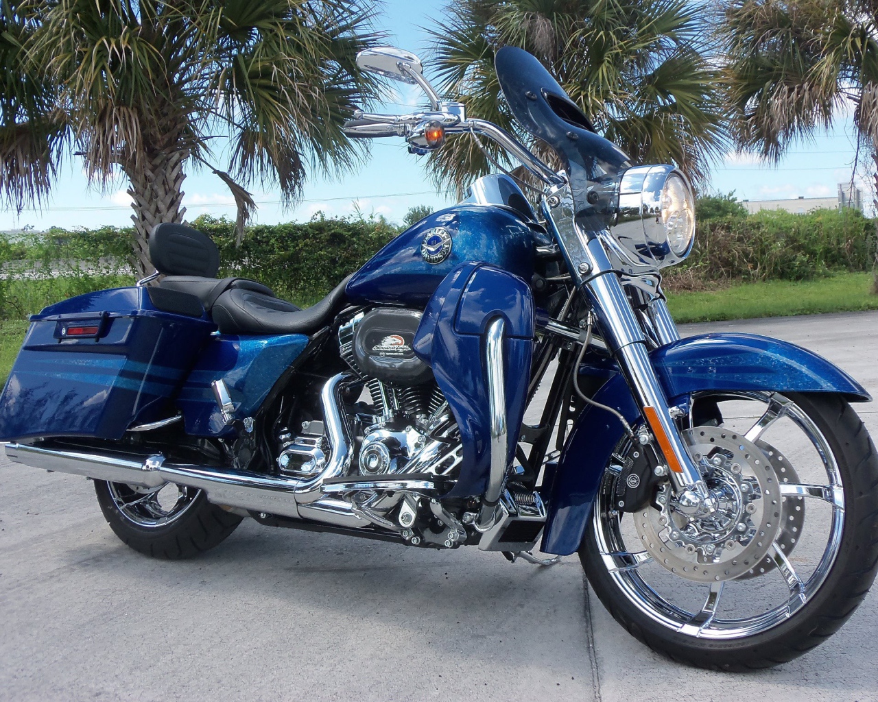 Новый мотоцикл на дороге Harley-Davidson CVO Road King