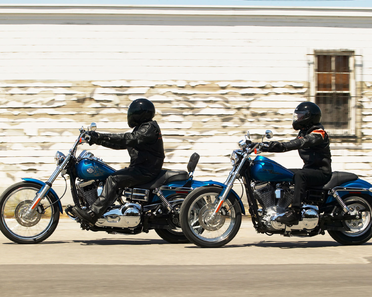 Новый мотоцикл на дороге Harley-Davidson Dyna Super Glide Custom