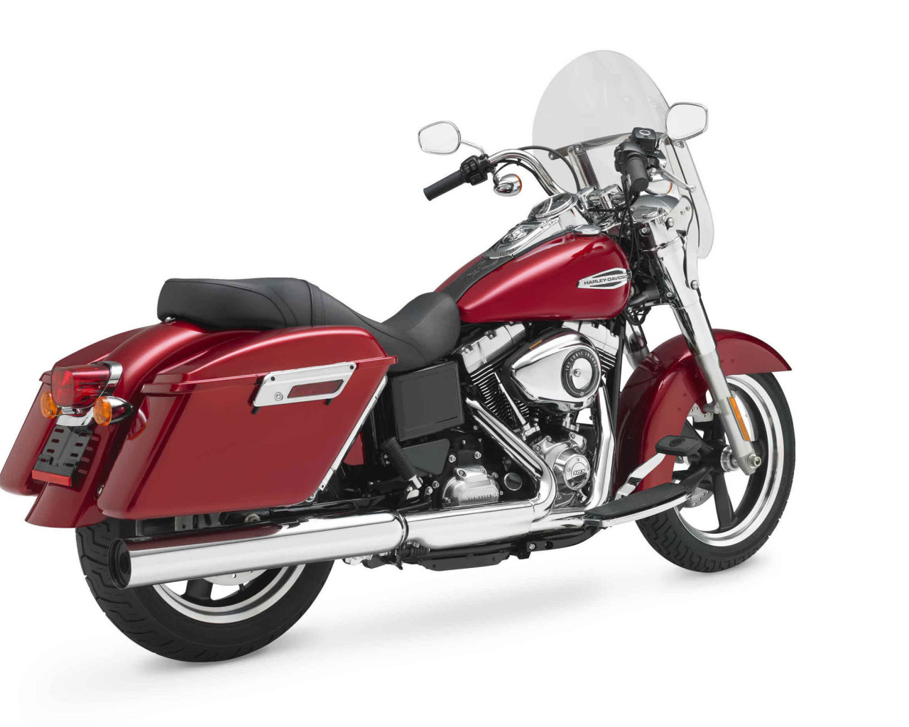 Новый мотоцикл на дороге Harley-Davidson Dyna Switchback