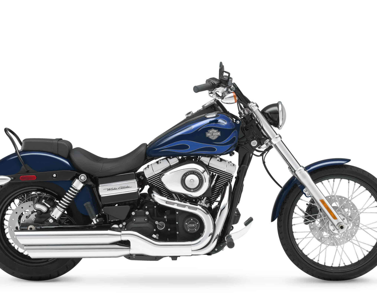 Новый мотоцикл на дороге Harley-Davidson Dyna Switchback