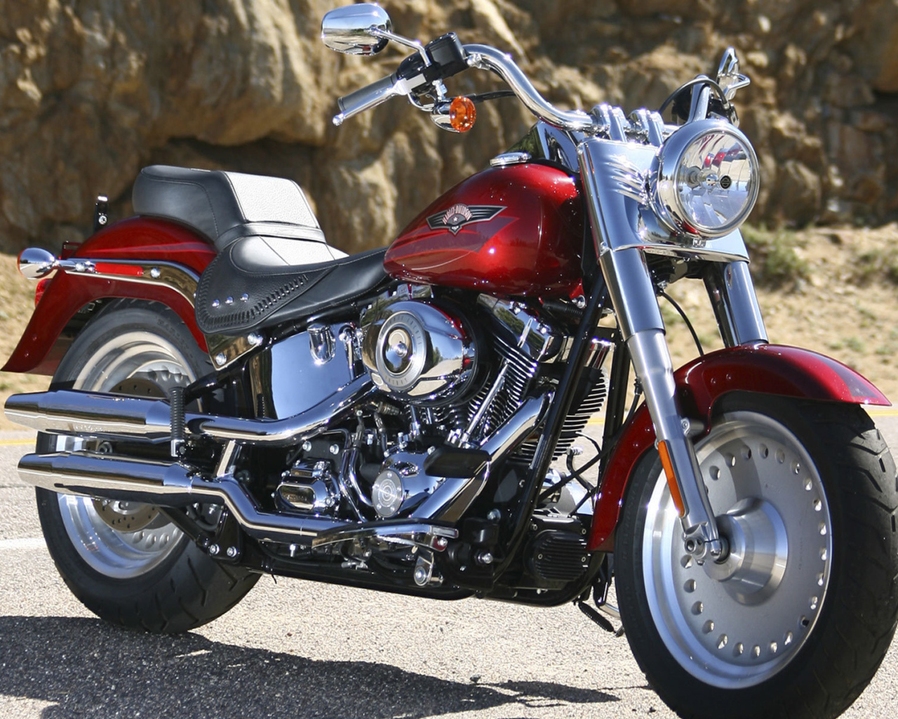 Новый мотоцикл на дороге Harley-Davidson Fat Boy