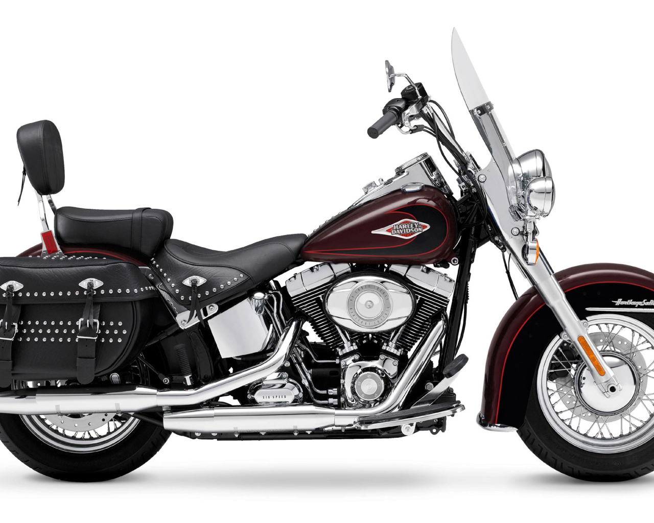Новый мотоцикл на дороге Harley-Davidson Heritage Softail