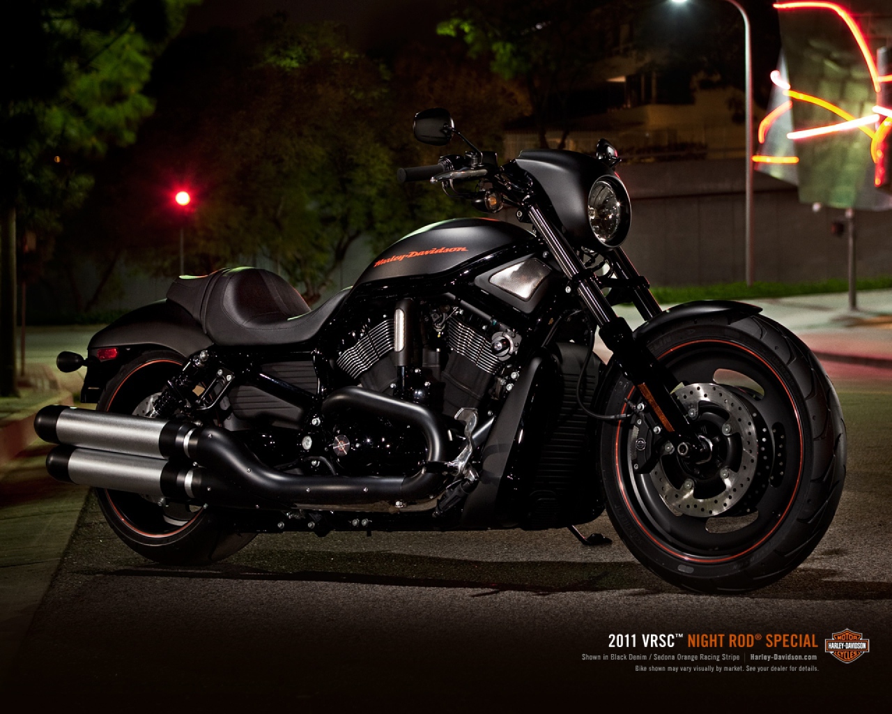 Новый мотоцикл на дороге Harley-Davidson Night Rod Special
