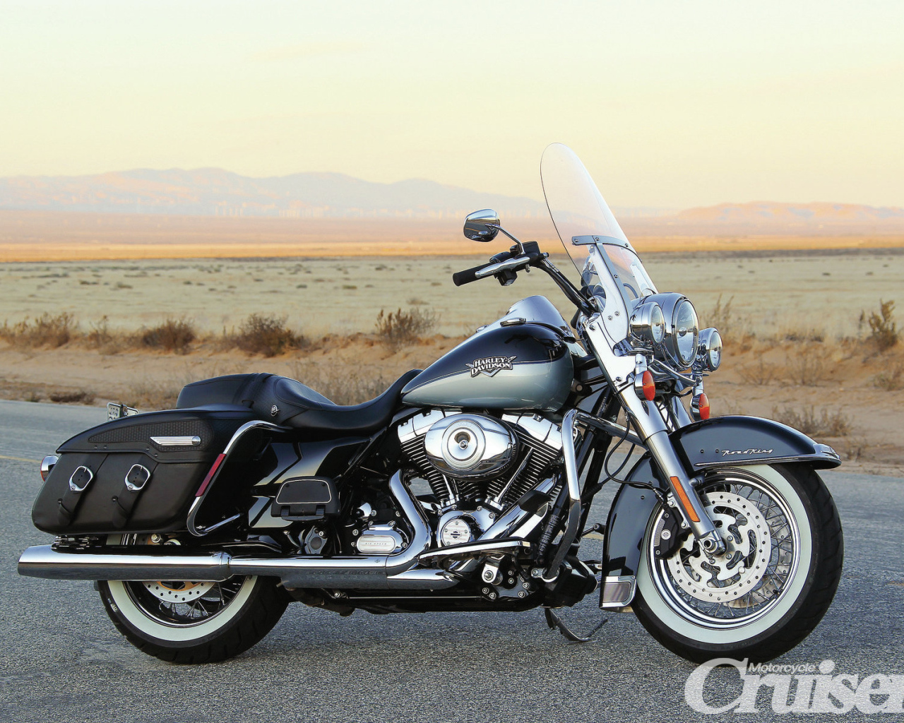 Новый мотоцикл на дороге Harley-Davidson Road King Anniversary Edition