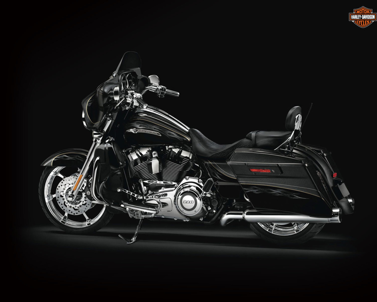 Новый мотоцикл на дороге Harley-Davidson Street Glide
