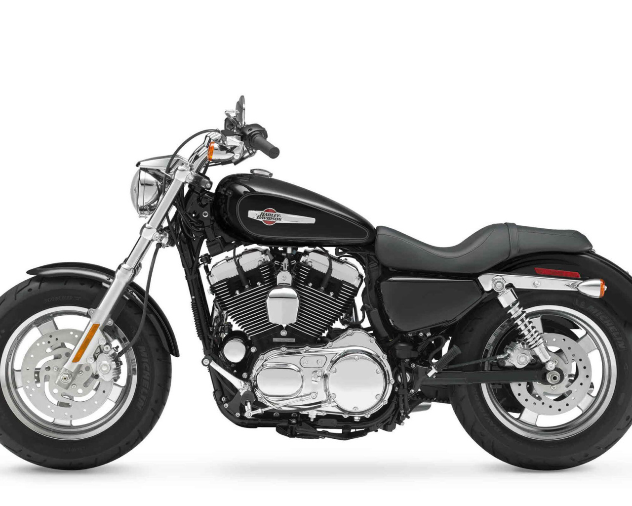 Новый мотоцикл на дороге Harley-Davidson XL 1200C Sportster Custom