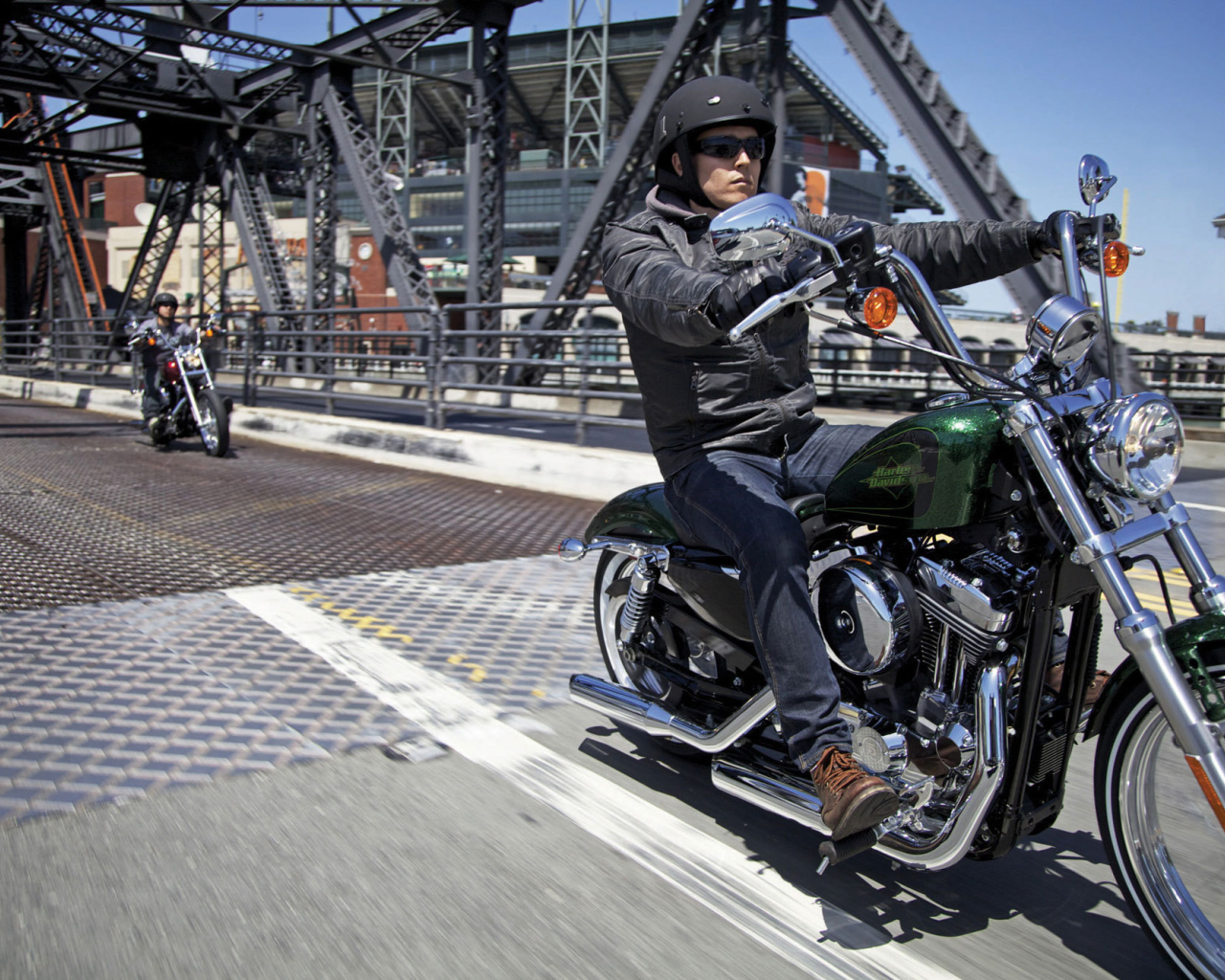 Новый мотоцикл на дороге Harley-Davidson XL 1200V Sportster Seventy-Two