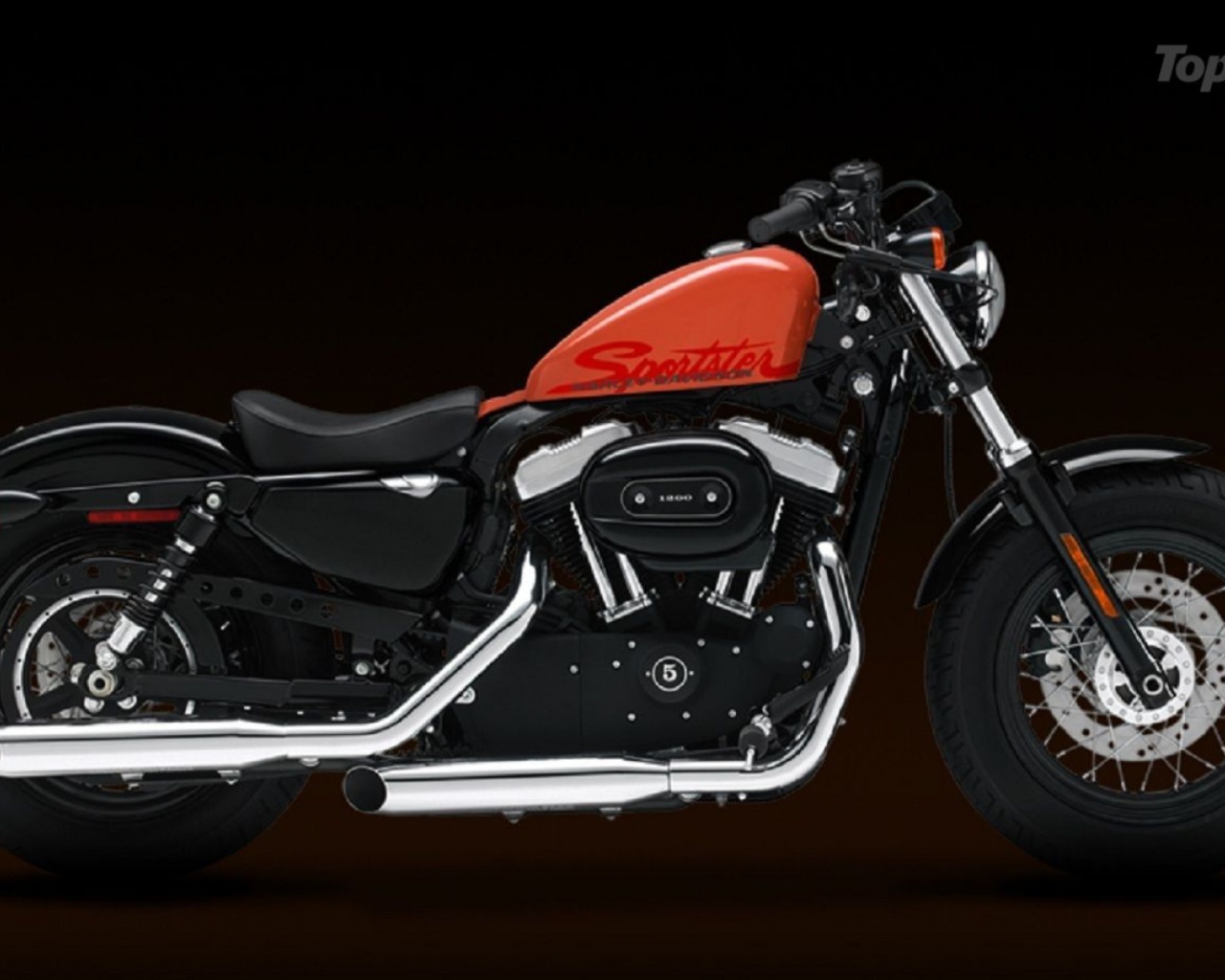 Новый мотоцикл на дороге Harley-Davidson XL 1200X Sportster Forty-Eight