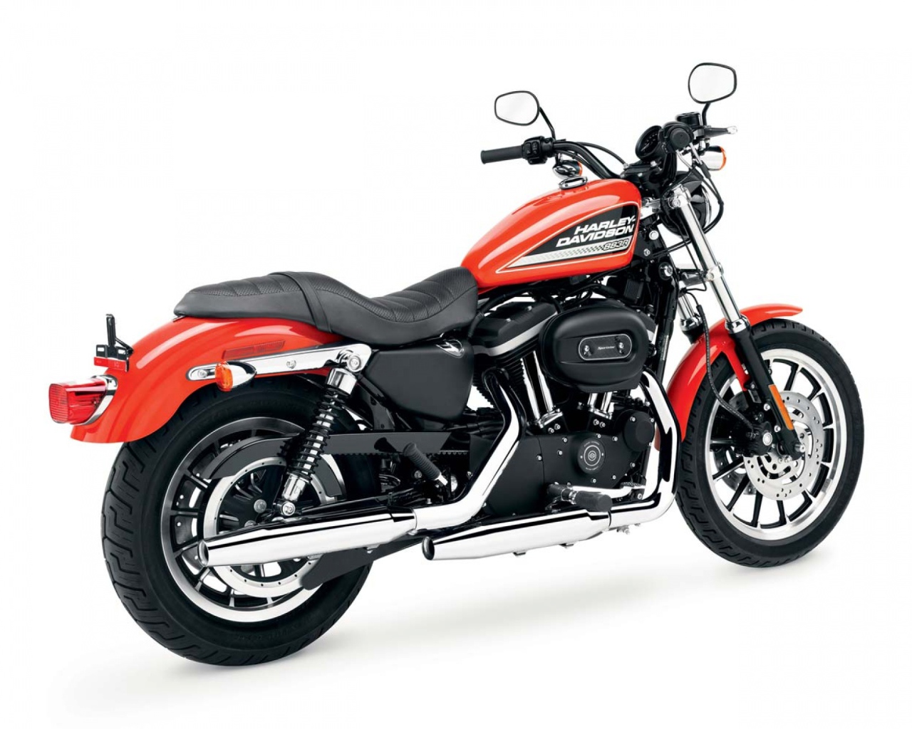 Новый мотоцикл на дороге Harley-Davidson XL 883R Sportster Roadster