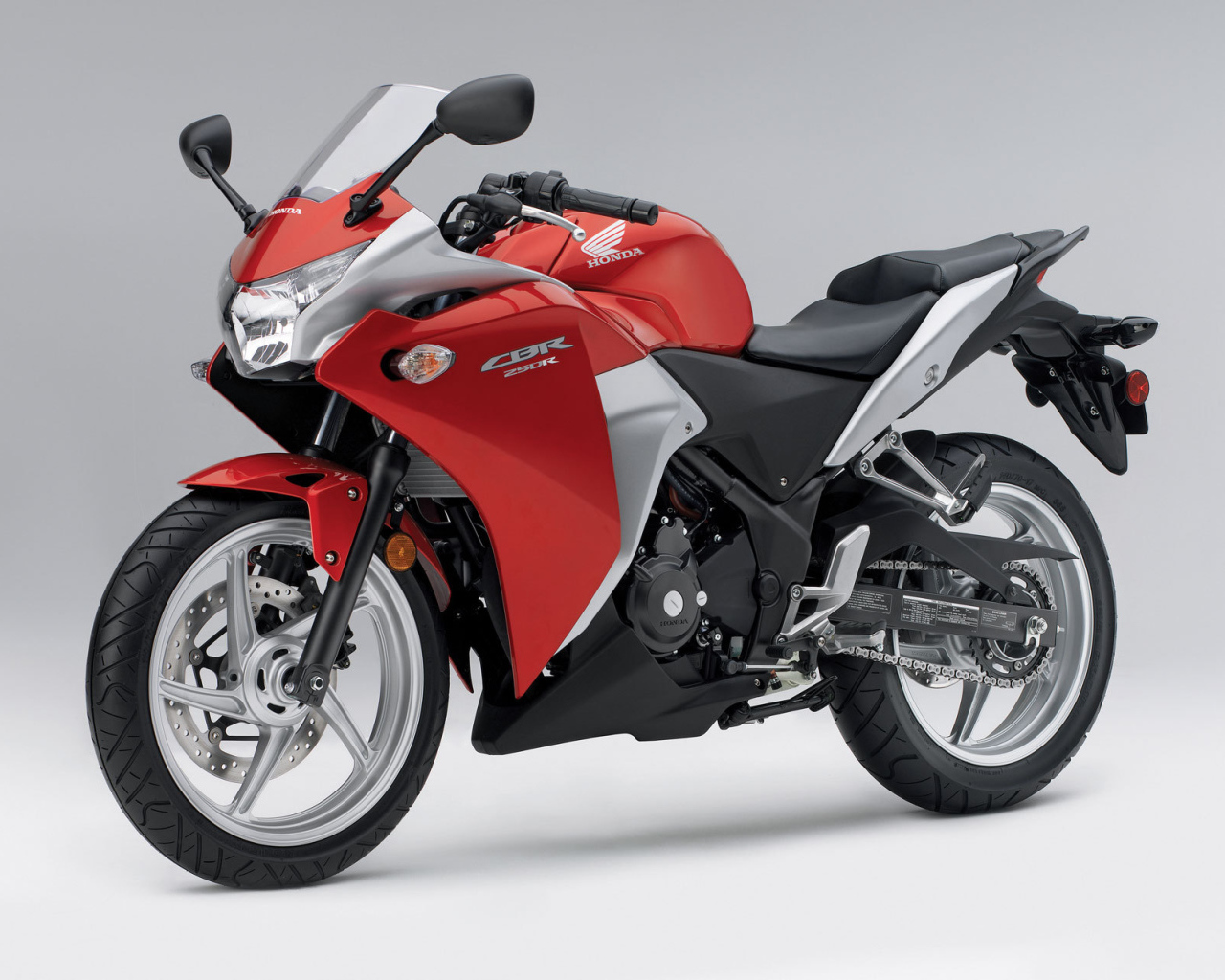 Новый мотоцикл на дороге Honda CBR 250 R