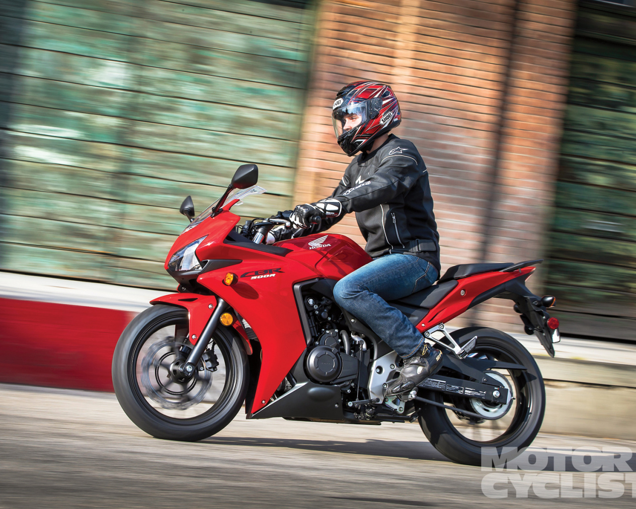 Новый мотоцикл на дороге Honda CBR 500 R