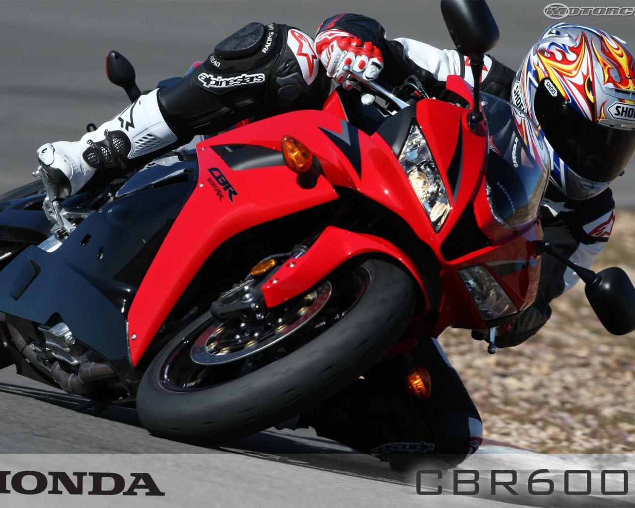 Новый мотоцикл на дороге Honda CBR 600 RR