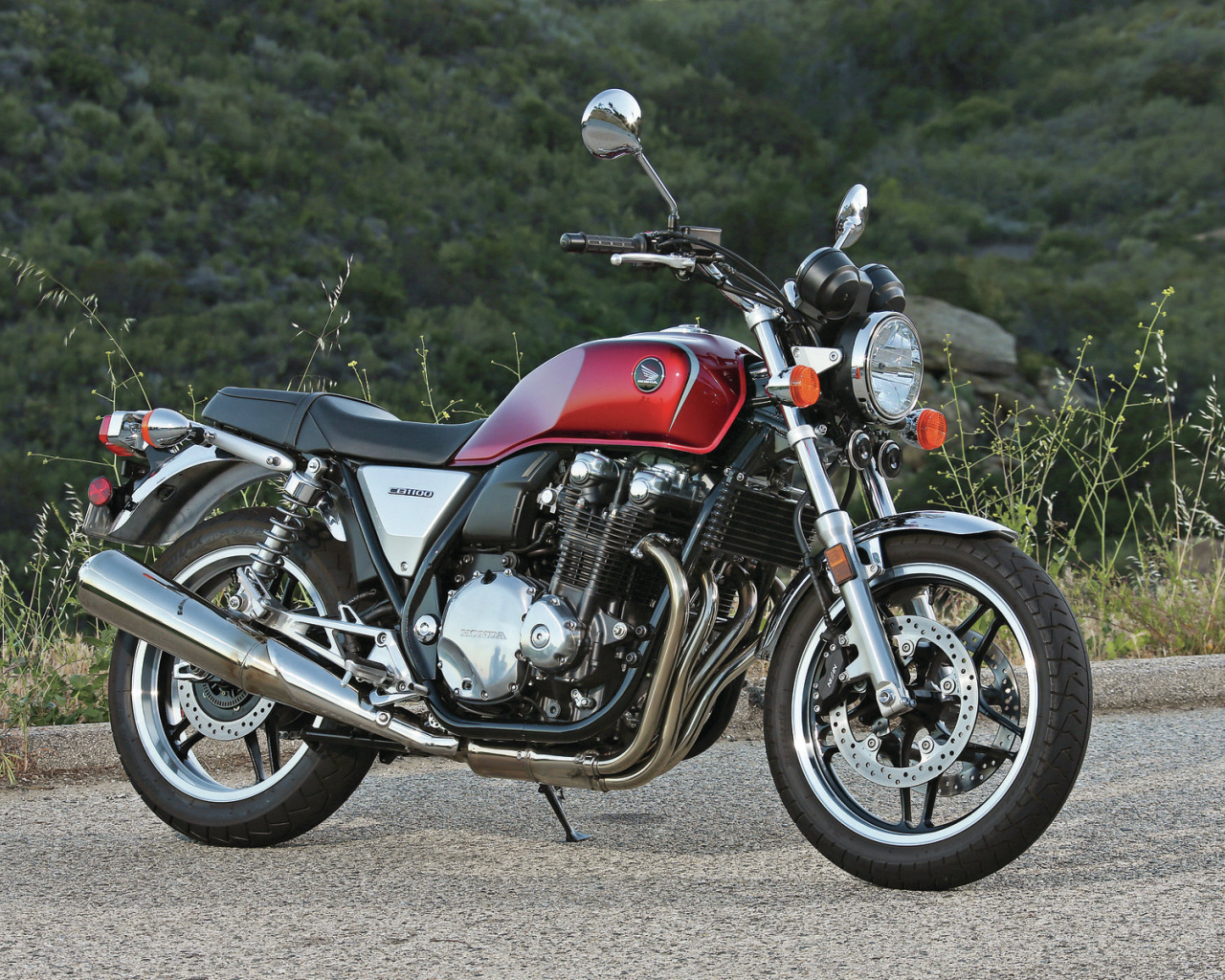 Новый мотоцикл на дороге Honda CB 1100