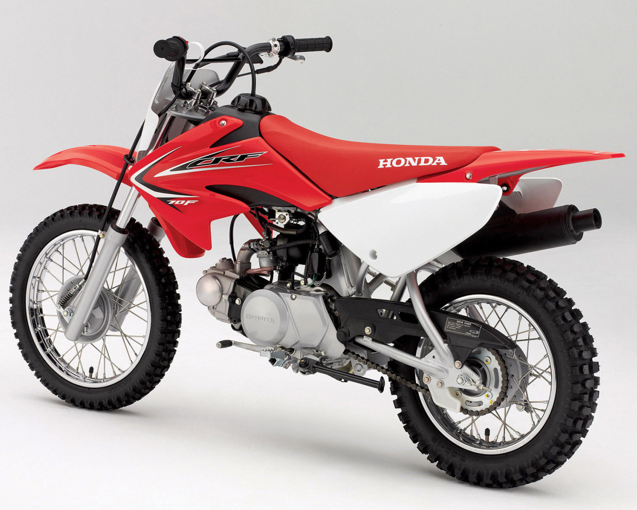 Новый мотоцикл на дороге Honda CRF 110 F