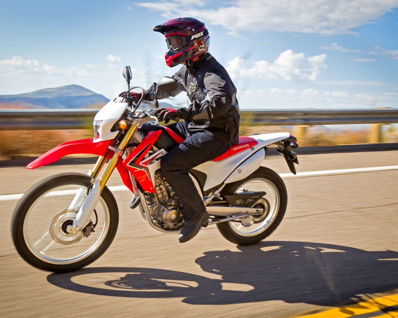 Новый мотоцикл на дороге Honda CRF 250 L
