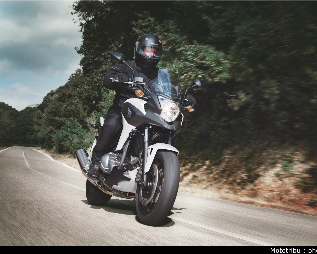 Новый мотоцикл на дороге Honda NC 700 X