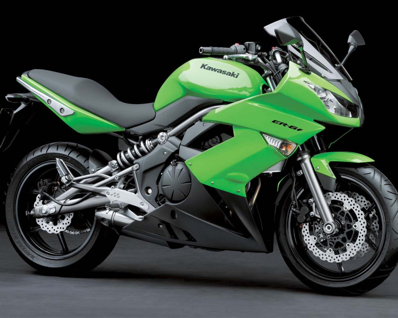 Новый мотоцикл на дороге Kawasaki ER-6f