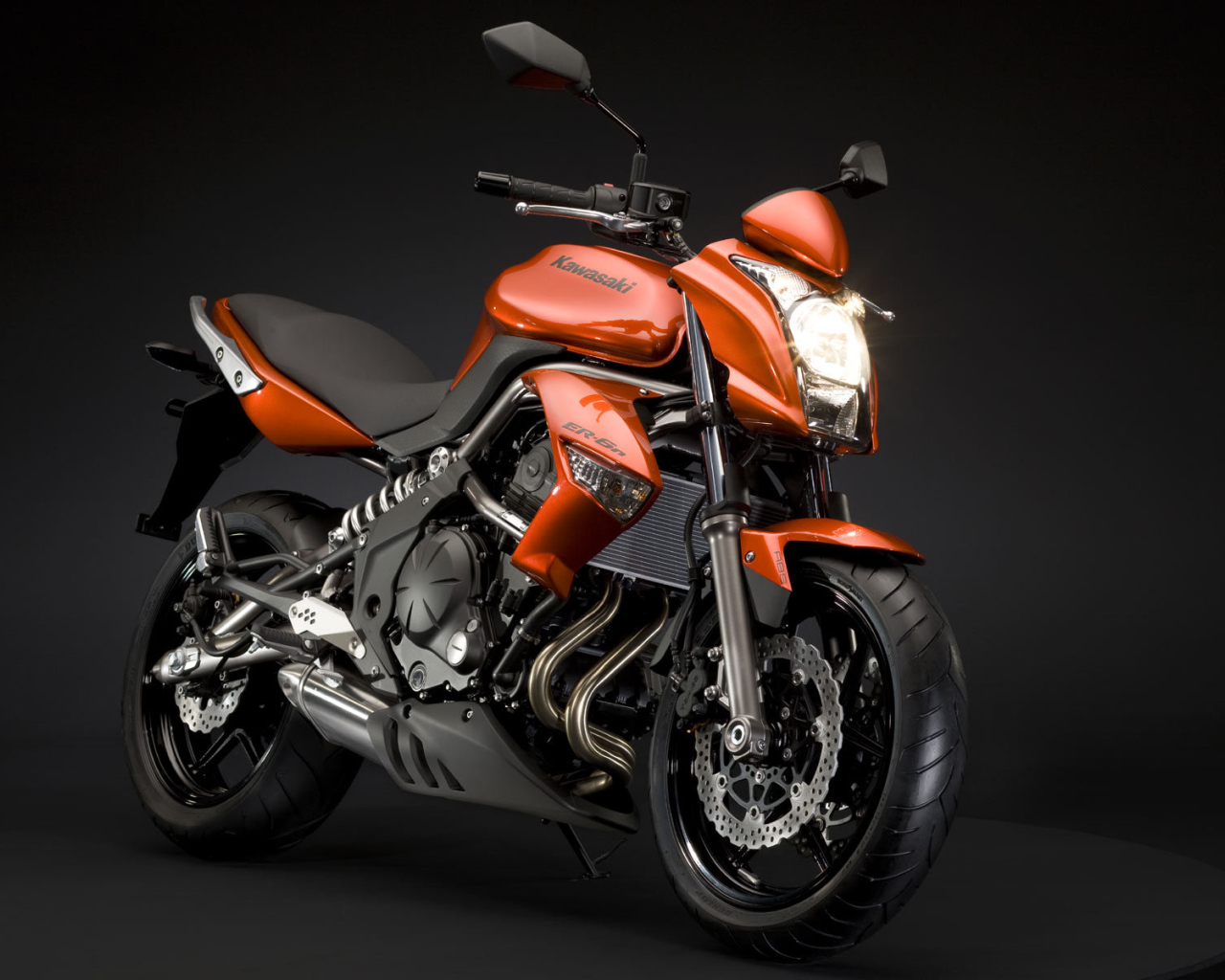 Новый мотоцикл на дороге Kawasaki ER-6n