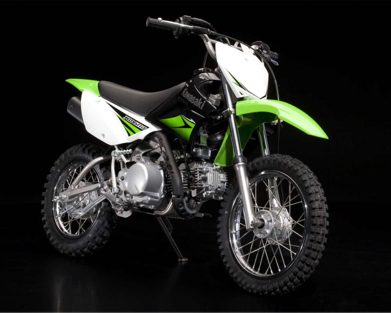 Новый мотоцикл на дороге Kawasaki KLX 110