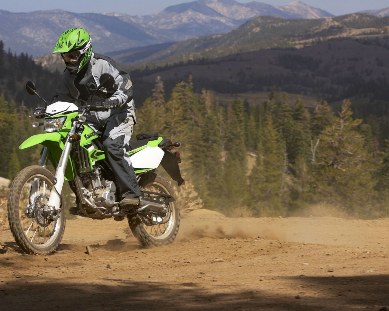 Новый мотоцикл на дороге Kawasaki KLX 250