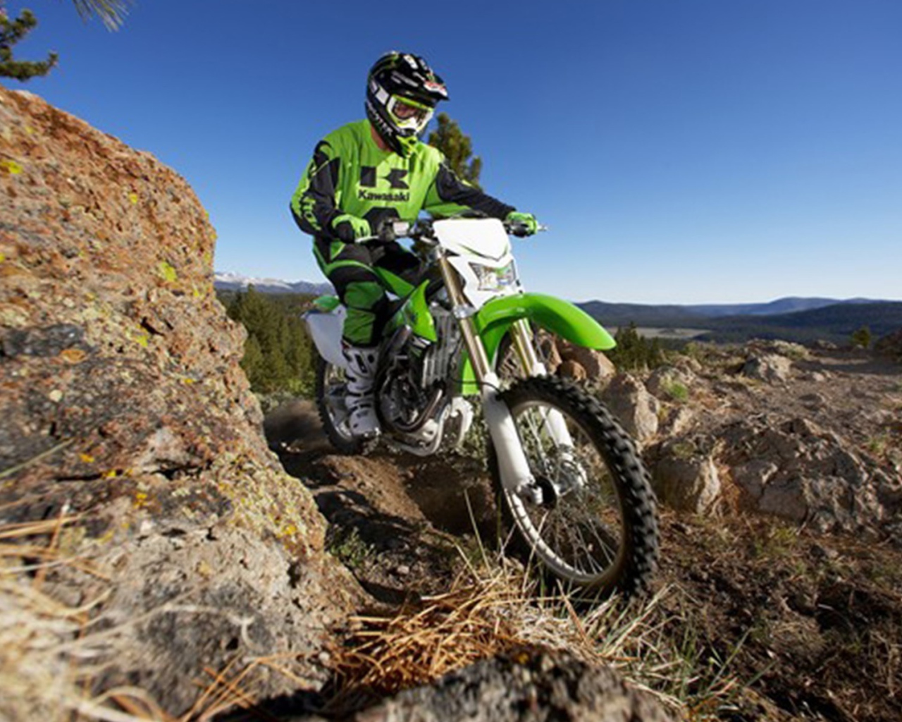 Новый мотоцикл на дороге Kawasaki KLX 450 R
