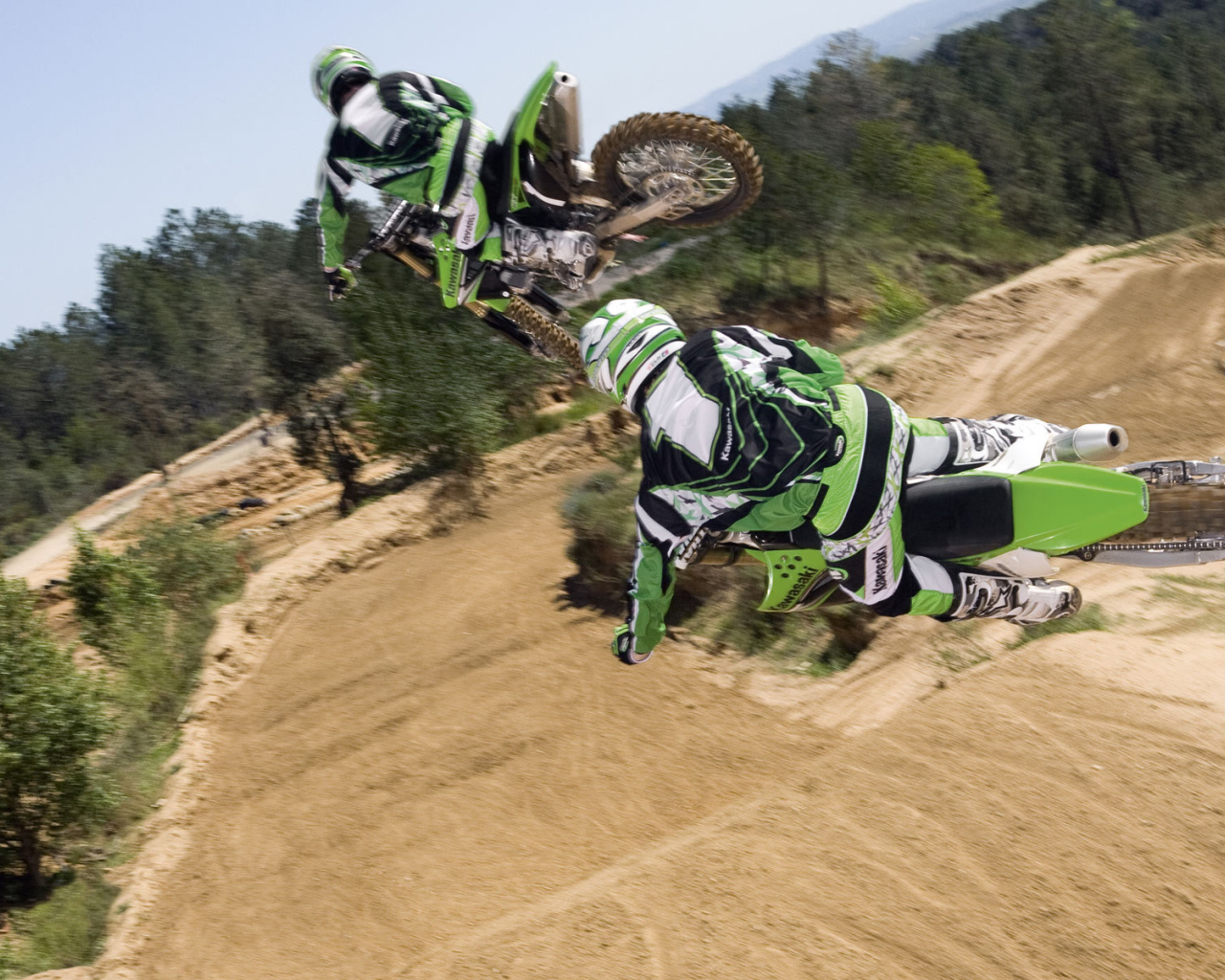 Новый мотоцикл на дороге Kawasaki KX 250 F