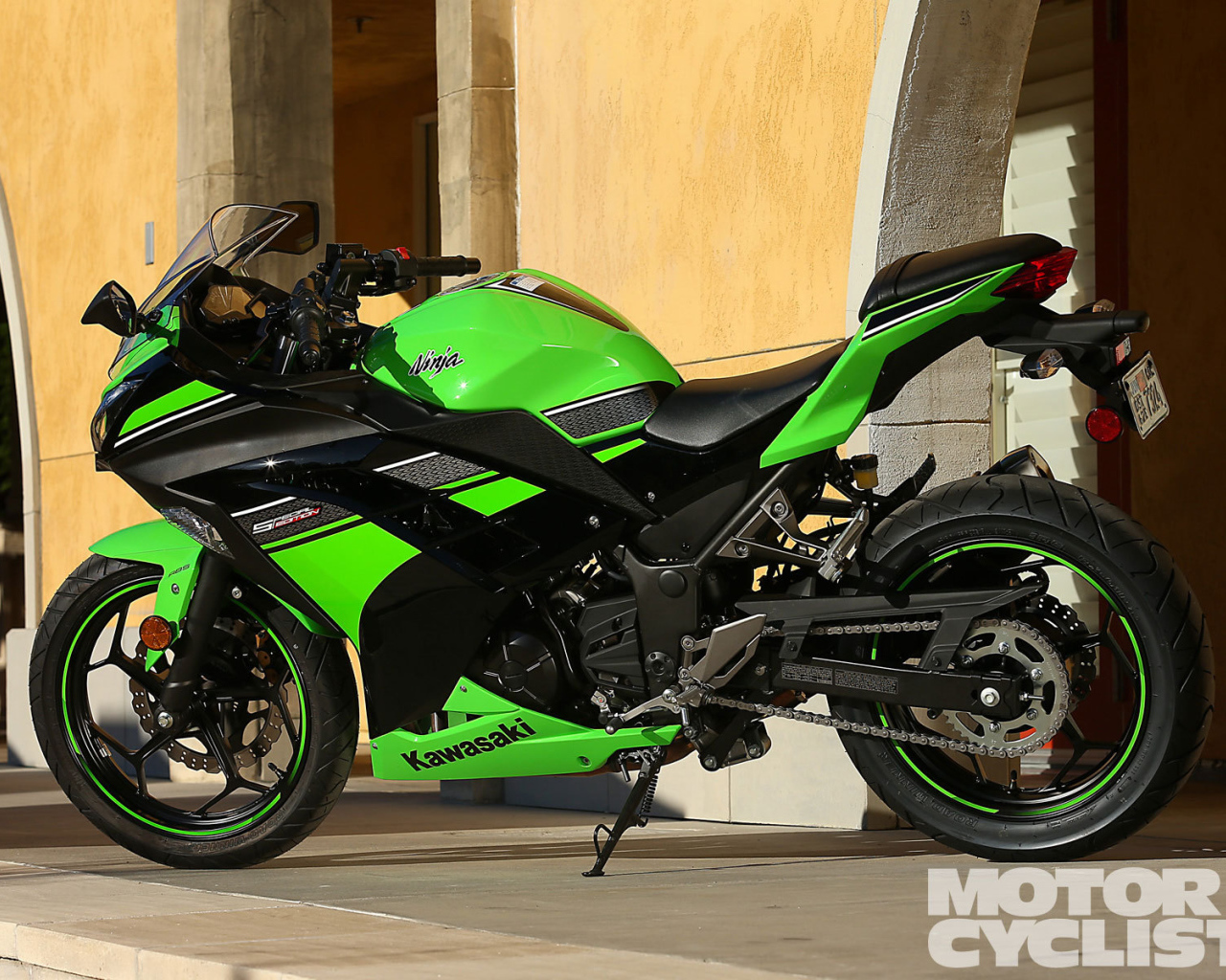 Новый мотоцикл на дороге Kawasaki Ninja 300
