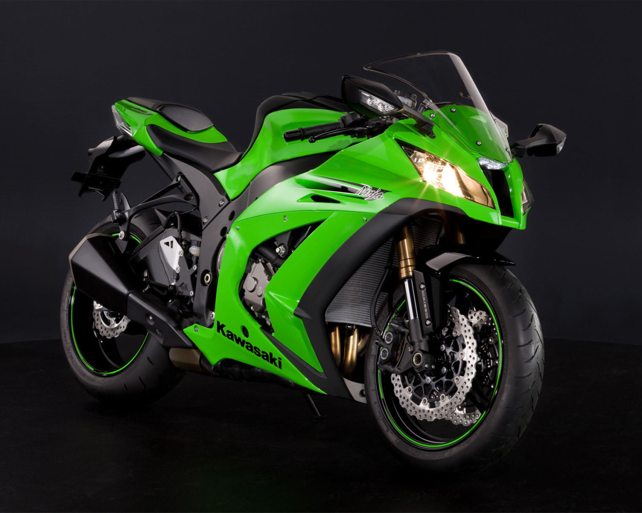Новый мотоцикл на дороге Kawasaki Ninja ZX-10R