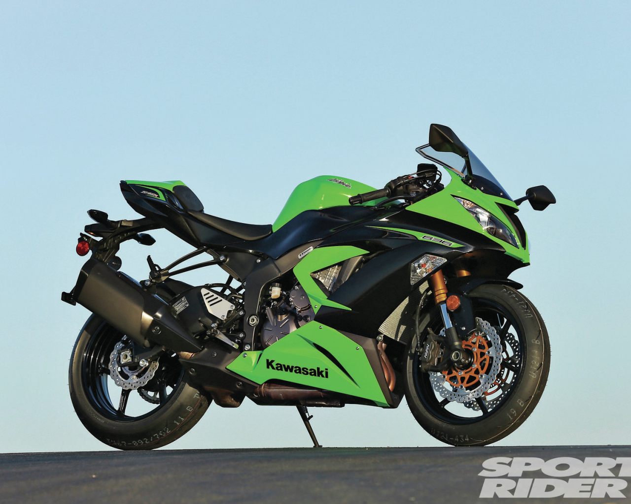 Новый мотоцикл на дороге Kawasaki Ninja ZX-6R 636 Performance