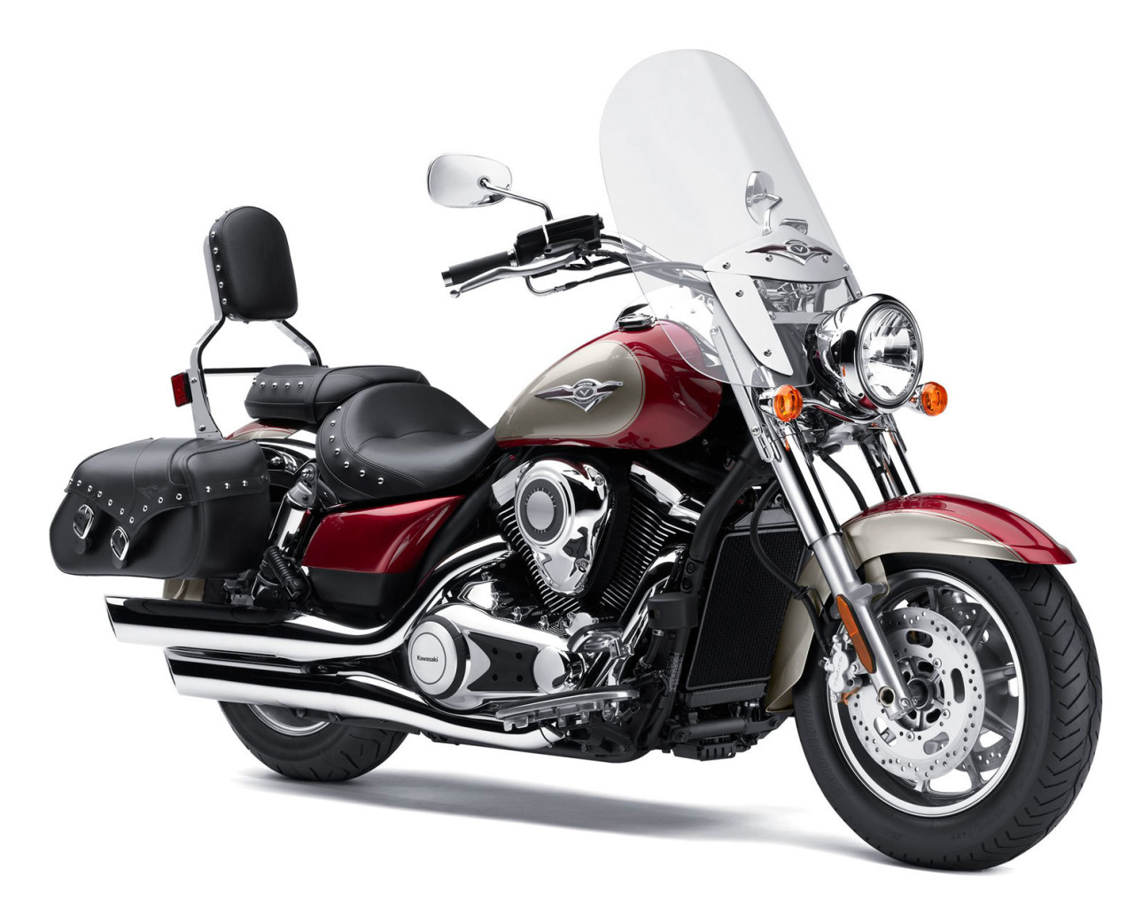 Новый мотоцикл на дороге Kawasaki VN 1700 Classic