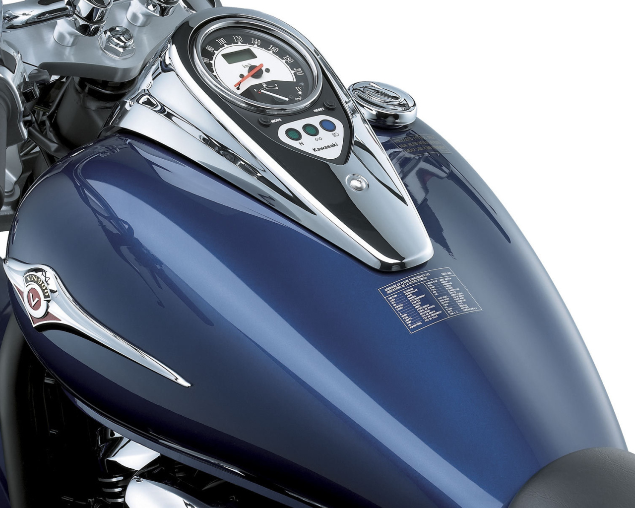 Новый мотоцикл на дороге Kawasaki VN 900 Classic