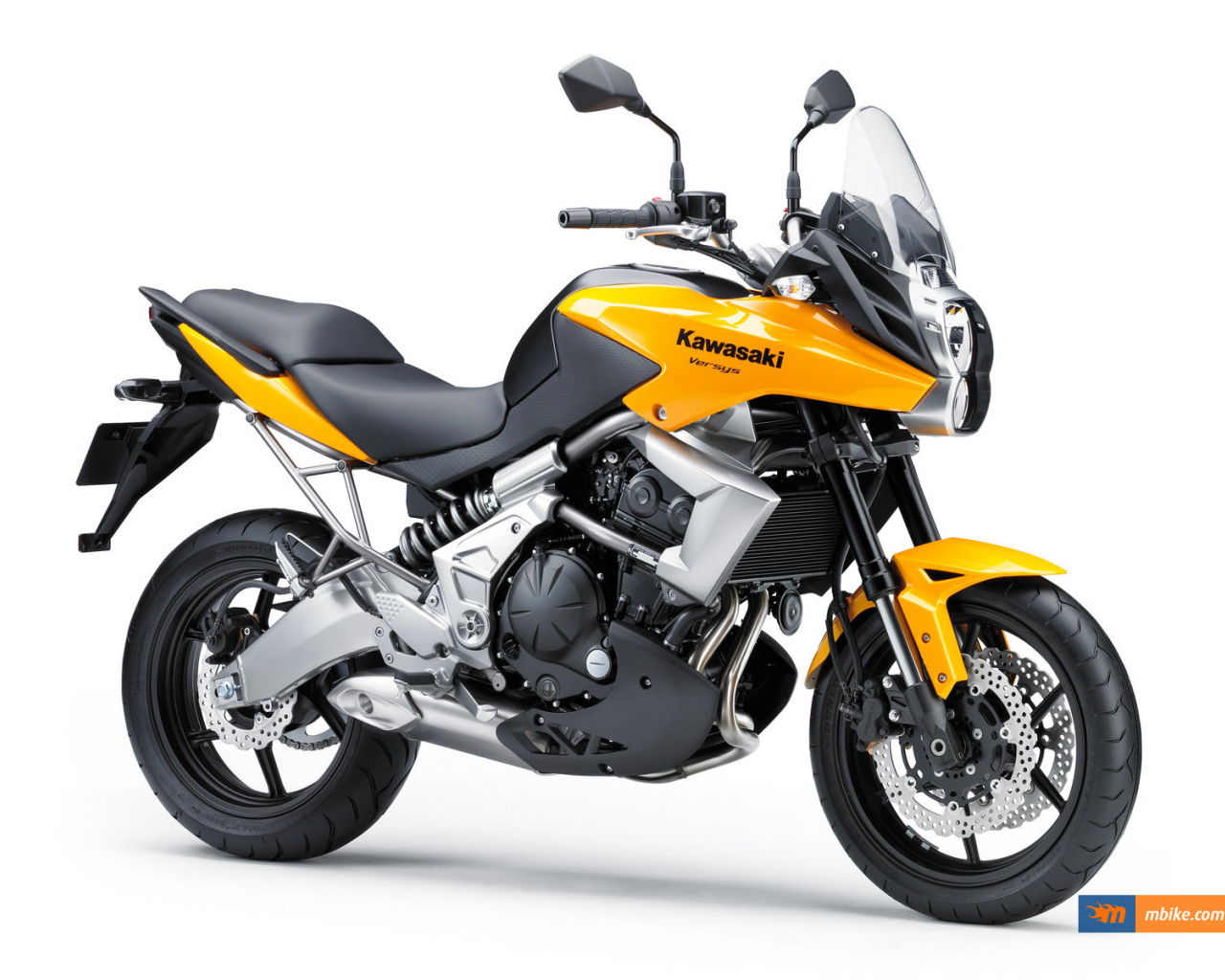 Новый мотоцикл на дороге Kawasaki Versys